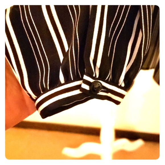 ⚘ 2 for $12 ⚘ Striped VNeck Blouse - Picture 4 of 8